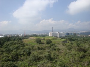 Blick von der „Runden Pyramide“ bei Cuicuilco auf die umgebenden ausufernden Stadtbezirke von Mexiko City.