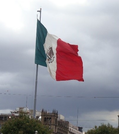 Die Nationalflagge ist in Mexiko überall präsent (Zocalo, Mexiko City 2012). Derzeit ist das Leben nicht so bunt auf dem Hauptplatz. Wegen vieler Demonstrationen in den letzten Jahren, sind derzeit Sperrgitter zum Freihalten des Platzes für gezielte Veranstaltungen aufgestellt.