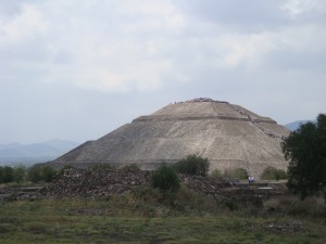 Die Sonnenpyramide in Teotihuacan, deren Seitenlänge (225m) fast so lang ist wie jene der Cheopspyramide in Ägypten (230,33m).