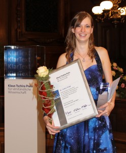 Da halte ich endlich meinen Preis in den Händen. Es gab eine Urkunde, eine Stele, eine Rose und, das Wichtigste, das Preisgeld! Nur, wie trägt man das alles nach Hause? Foto: Andrea Gliesche.