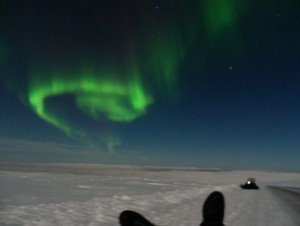 Aurora Borealis! Die schwarzen Dinger am unteren Rand des Fotos sind meine Füße. Der Moment war so magisch, dass ich mich hinlegen musste.