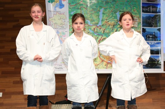 Sparkling Science-Slam in action: Die Slammer der Volksschule Mühldorf (OÖ) stellen ihr Projekt "Waldrapp" vor.