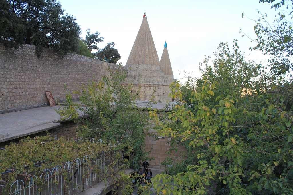Kuppeln über dem Grab des jesidischen Heiligen Scheich Adi in Lalish, Irak (Foto: Stephan Procházka)