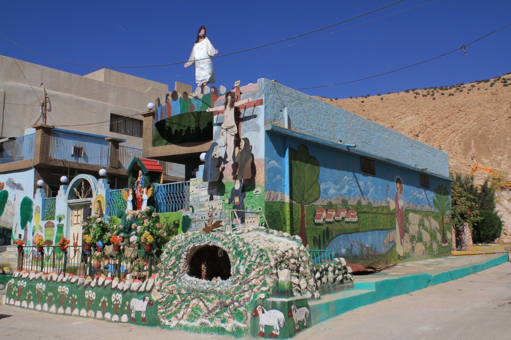 Ein mit religiösen Symbolen geschmücktes Haus in dem hauptsächlich von Christen bewohnten Ort al-Qosh im Nordirak (Foto: Stephan Procházka)