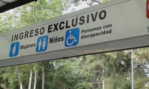 Mujeres- Abgegrenzte Zugänge für Frauen, Kinder und Behinderte beim Metrobus