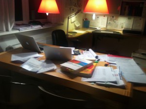 Schreibtisch-Chaos während der Diplomarbeit