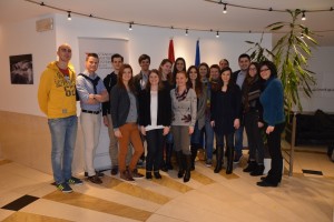 Gruppenfoto aller TeilnehmerInnen bei der Ständigen Vertretung Österreichs