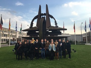 Gruppenfoto vor dem NATO Hauptquartier