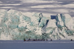 Schneemobile sind auf Spitzbergen im Winter das wichtigste Fortbewegungsmittel.
