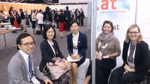 Die Leiterin des International Office, Frau Lottelis Moser und Lisa Winter, Team Universitätskooperationen und Bildungsprojekte, mit VertreterInnen der Tohoku University auf der APAIE in Melbourne.