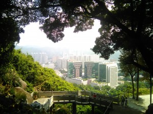 Blick vom Tempel der 10.000 Buddhas auf den Stadtteil Sha Tin