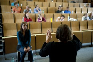 Wer über die Augen kommuniziert, sollte freie Sicht auf das Gegenüber haben. Außerdem immer wieder kurze Pausen, um die Augen auf die Mitschrift richten zu können. MitschreibtutorInnen können hier ebenfalls eine Unterstützung sein. (Foto: Universität Wien/ Barbara Mair)