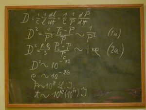 Beeinträchtigungsformen können teilweise widersprüchliche Bedürfnisse nach sich ziehen. Beispielsweise präferieren viele Gehörlose eine grafische Aufbereitung und einfache Schriftsprache, während blinde Studierende natürlich auf die akustische Ansage all dessen angewiesen sind, was an die Tafel geschrieben wird. Die Kunst einer „inklusiven Lehre“ ist es, über möglichst viele Bedürfnisse Bescheid zu wissen und sie parallel zu berücksichtigen. Oft sind die Techniken dafür kinderleicht oder stecken in den Computerprogrammen, die wir ohnehin täglich verwenden. (Foto: decltype/Wikipedia; CC-BY-SA-3.0)