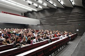 Der größte Teil der Beeinträchtigungen unter Studierenden ist nicht offensichtlich: Psychische und chronische Erkrankungen sowie Sinnesbeeinträchtigungen spielen sich in erster Linie „im Inneren des Körpers“ ab. Trotzdem stellen sie etliche Menschen nicht weniger oft vor Barrieren, wie z.B. Personen mit Mobilitätsbeeinträchtigung. (Foto: Universität Wien/ Franz Pfluegl)