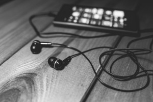Für Personen mit autistischer Wahrnehmung, die Reize überproportional intensiv aufnehmen und nicht filtern können, sind gerade Massenlehrveranstaltungen äußerst unangenehm und verhindern Konzentration. Die Nutzung der Streaming-Funktion (oder einfach: Skype) ermöglicht es einer Person, dem Vortrag in Ruhe zu folgen – z.B. in der Bibliothek. Per Chat können ad-hoc-Rückfragen gestellt werden.