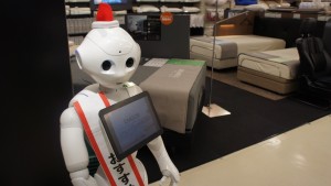 Roboter “Pepper” berät die Kunden (© Martina Mara)
