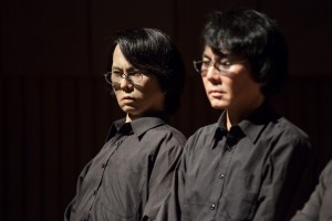Hiroshi Ishiguro (rechts) mit seinem Zwillingsroboter. Bild: Florian Voggeneder