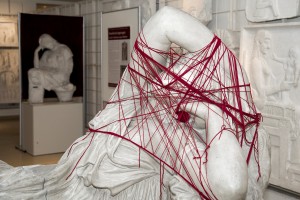 Ariadne hat sich in ihrem eigenen Faden verstrickt. (© Kristina Klein/IKA Wien)