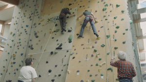 Mit Climb Up, Head Up! geht es nicht nur an der Kletterwand in die Höhe. Das Projekt zielt v.a. darauf ab die Lebensqualität der PatientInnen zu verbessern. Mit Climb Up, Head Up! geht es nicht nur an der Kletterwand in die Höhe. Das Projekt zielt v.a. darauf ab die Lebensqualität der PatientInnen zu verbessern. (© Lucia Gaßner)