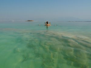 Beim Ausflug zum Toten Meer (© Regina Maria Hirsch)