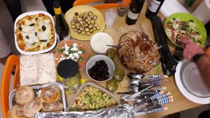 Essen beim Shabbat Dinner (© Regina Maria Hirsch)