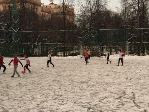 Auch auf Schnee kann man Fußball spielen! (© Vicky Reiter)