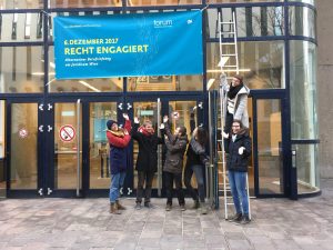 Recht Engagiert Banner vor dem Juridicum (© Forum kritischer Jurist*innen)