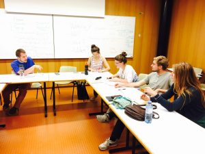 Studiernde in der Diskussion (© Forum kritischer Jurist*innen)