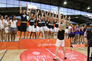 Kapitänin Julia Pöcksteiner mit dem Pokal
