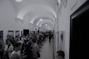 Lange Warteschlange im AudiMax-Gang des Hauptgebäudes. Studierende warten auf die persönliche Zulassung - früher "Immatrikulation".