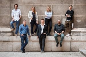 Das Team Digitale Lehre der Universität Wien stellt sich auf einem Gruppenfoto vor.