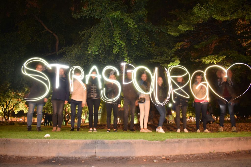 Bild von Studierenden, die mithilfe von Licht Strasbourg schreiben