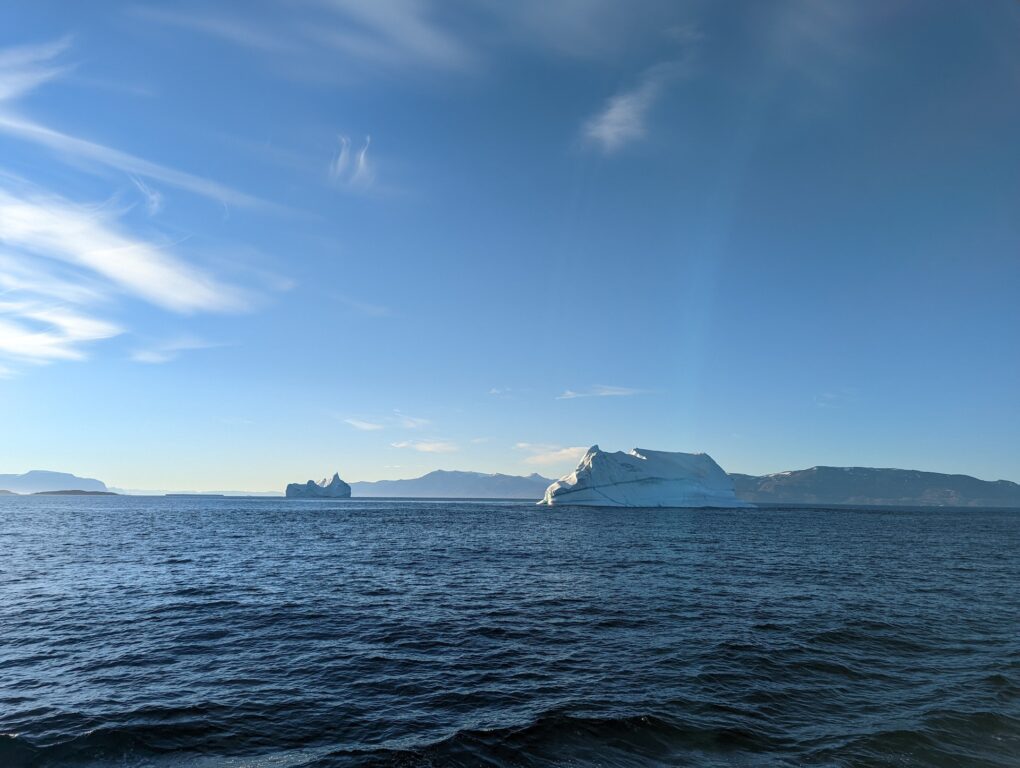 Picture of the sea with icebergs and a clear sky