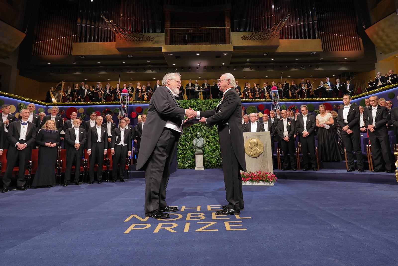 Picture of Anton Zeilinger receiving the golden Nobel medal from the King of Sweden