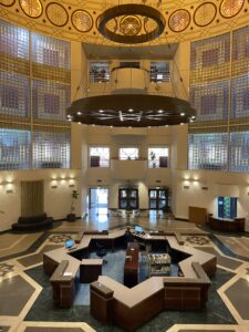 Bild des Eingangbereichs der Jaber Al-Ahamd Zentralbibliothek der Universität von Kuwait