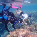 Tauchernde erforschen Korallen