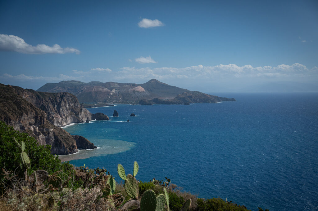 Foto vom Ausblick, man sieht Wasser und die Insel Vulcano