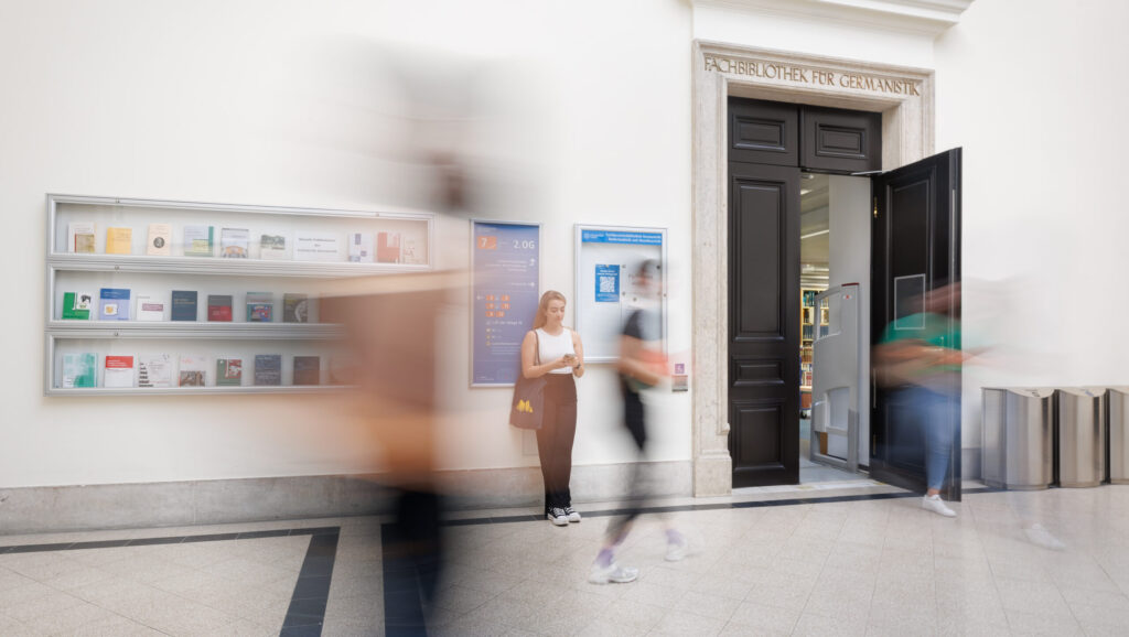 Fot des Eingangs einer Fachbibliothek