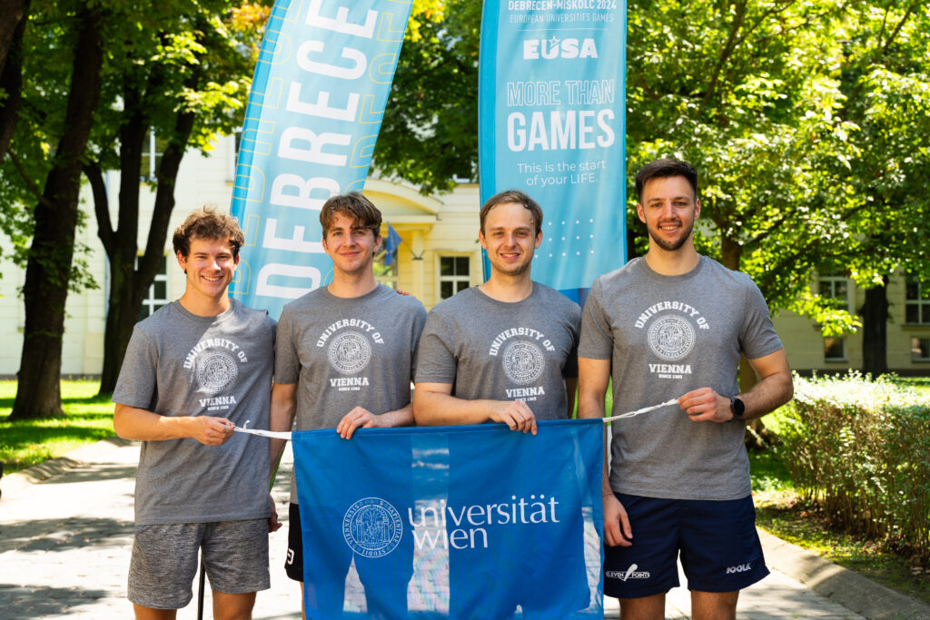 Foto von Sportlern mit einer Universität Wien Fahne