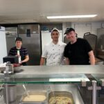 Foto von Denny und dem Koch mit Blick in die Kamera