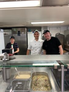 Foto von Denny und dem Koch mit Blick in die Kamera