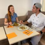 Foto von einer Frau und Denny, am Essen