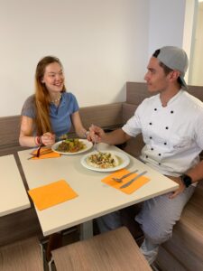 Foto von einer Frau und Denny, am Essen