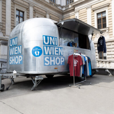Bild des Uni Wien Wohnwagen-Shops vor dem Hauptgebäude