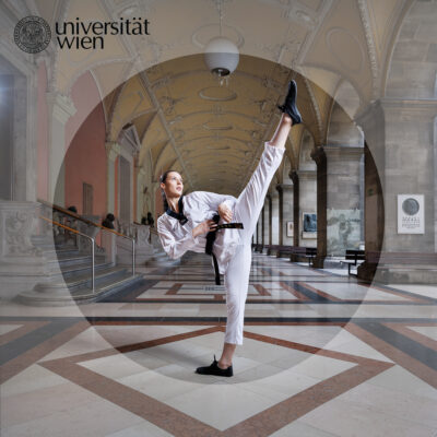 Human of univie Lea übt Taekwondo im Arkadenhof aus